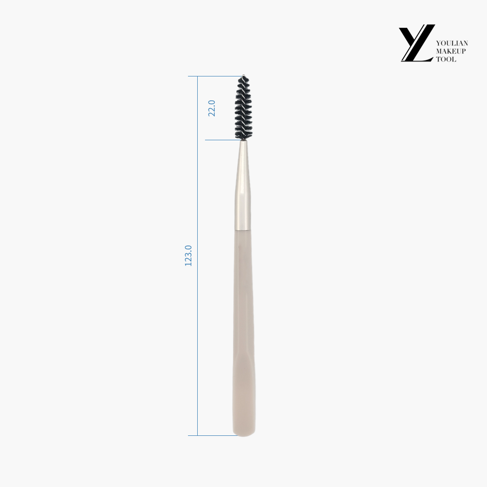 The Advantages of Using a Pink Fine Tailed Mascara Brush